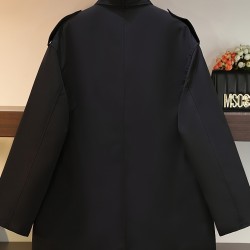 女性用プラスサイズ冬のカーゴコート - カジュアルな黒色アウターウェア、赤いストライプ＆ボタン細部、ポリエステル、マルチポケット、調節可能なストラップ、寒冷地用ノンストレッチ生地、機能的な冬服 | ストライプアクセントコート | ユーティリティポケット、冬服