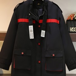 女性用プラスサイズ冬のカーゴコート - カジュアルな黒色アウターウェア、赤いストライプ＆ボタン細部、ポリエステル、マルチポケット、調節可能なストラップ、寒冷地用ノンストレッチ生地、機能的な冬服 | ストライプアクセントコート | ユーティリティポケット、冬服