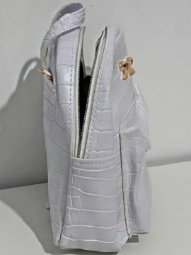 スタイリッシュなクロコダイル柄バックパック（ボウディテール付き）- 軽量デイパック、ゴールドトーンジッパー、取り外し可能ストラップ、マルチコンパートメント女性用 - ホワイト/ピンク/ブラック