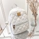 スタイリッシュなキルティング女性用バックパック - コンパクトPUデイパック、ポリエステル裏地付き、ジップクロージャー、ゴールデンパターンロゴ、ホワイト・ブラック・ピンク・ダークブラウン色あり、耐久性のあるファスナー閉鎖