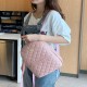 可愛らしい小さな女性用バックパック、菱形のパターンが施されたバックパックで、調節可能なストラップとジッパーが付いており、カジュアルな日常使いや通勤用のリュックサックです。