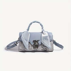 ライトブルー本物合成皮革ボストン枕バッグ - シックな女性用クロスボディ＆ショルダーハンドバッグ、エンボス加工の花柄デザイン、編み込みハンドル、装飾的なリボンアクセント付き、ショルダーバッグ | シックな女性用バッグ | メタリック装飾