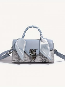 ライトブルー本物合成皮革ボストン枕バッグ - シックな女性用クロスボディ＆ショルダーハンドバッグ、エンボス加工の花柄デザイン、編み込みハンドル、装飾的なリボンアクセント付き、ショルダーバッグ | シックな女性用バッグ | メタリック装飾